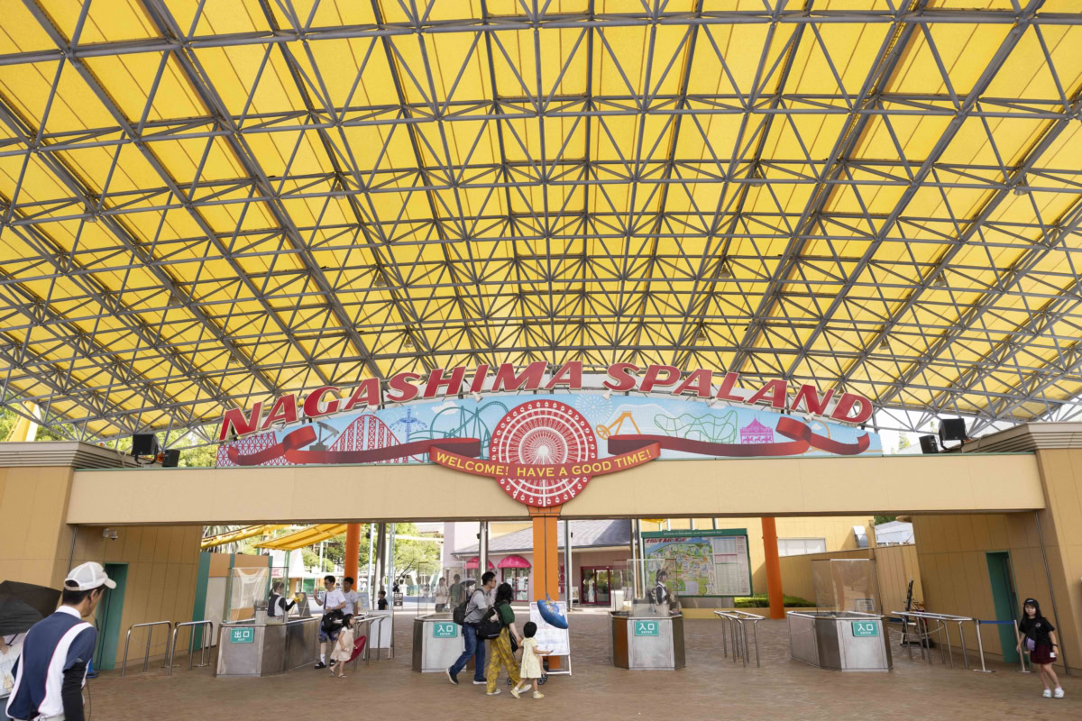 黄色の大きな屋根が特徴的なナガシマスパーランドのメイン入場ゲート