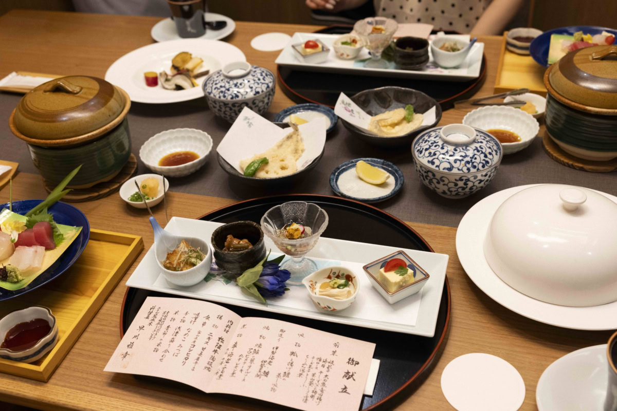 松阪牛や海の幸など三重の厳選食材が並ぶホテル花水木のお部屋食・和食会席料理