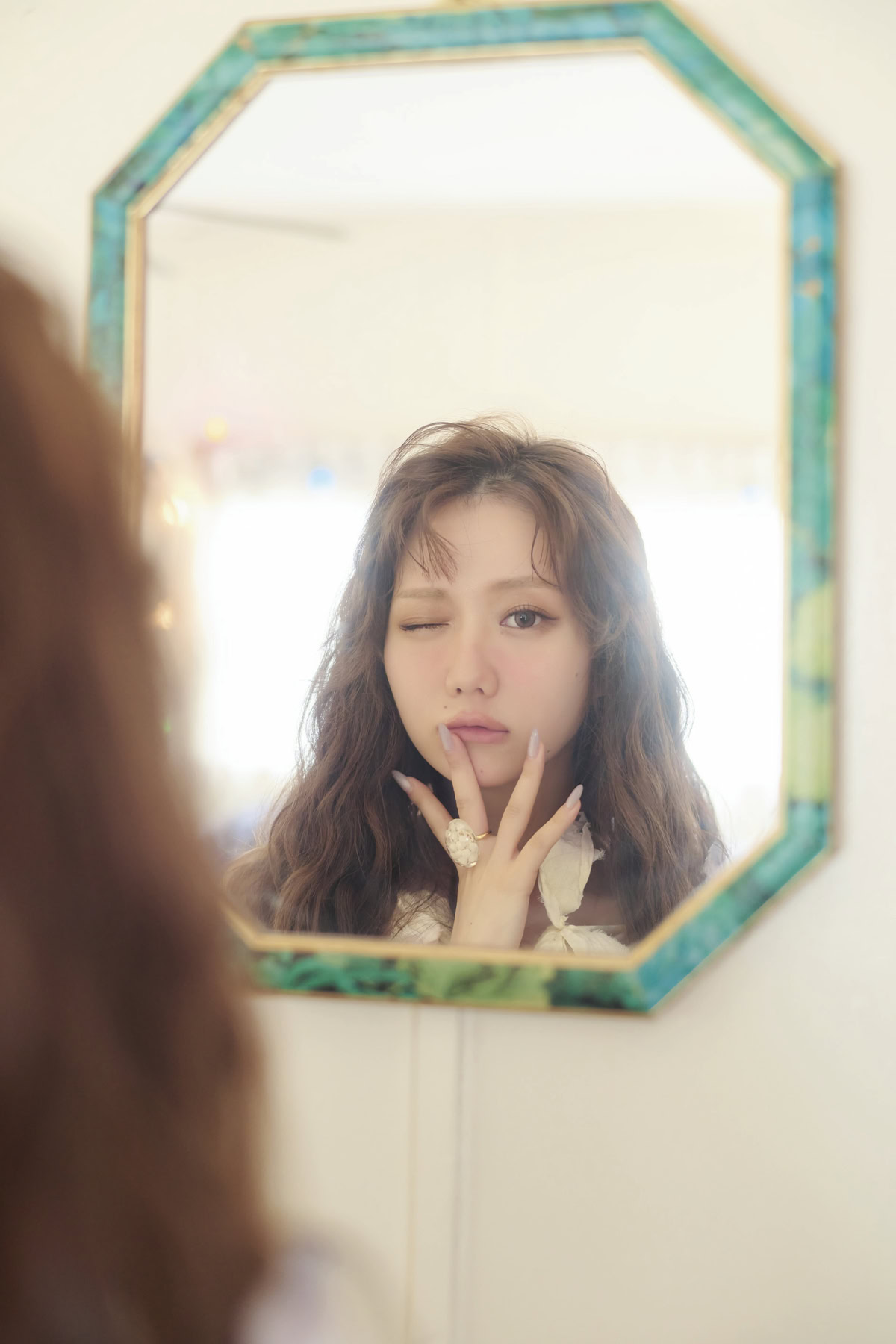 =LOVE大谷映美里が鏡越しにウィンクを見せるソロショット