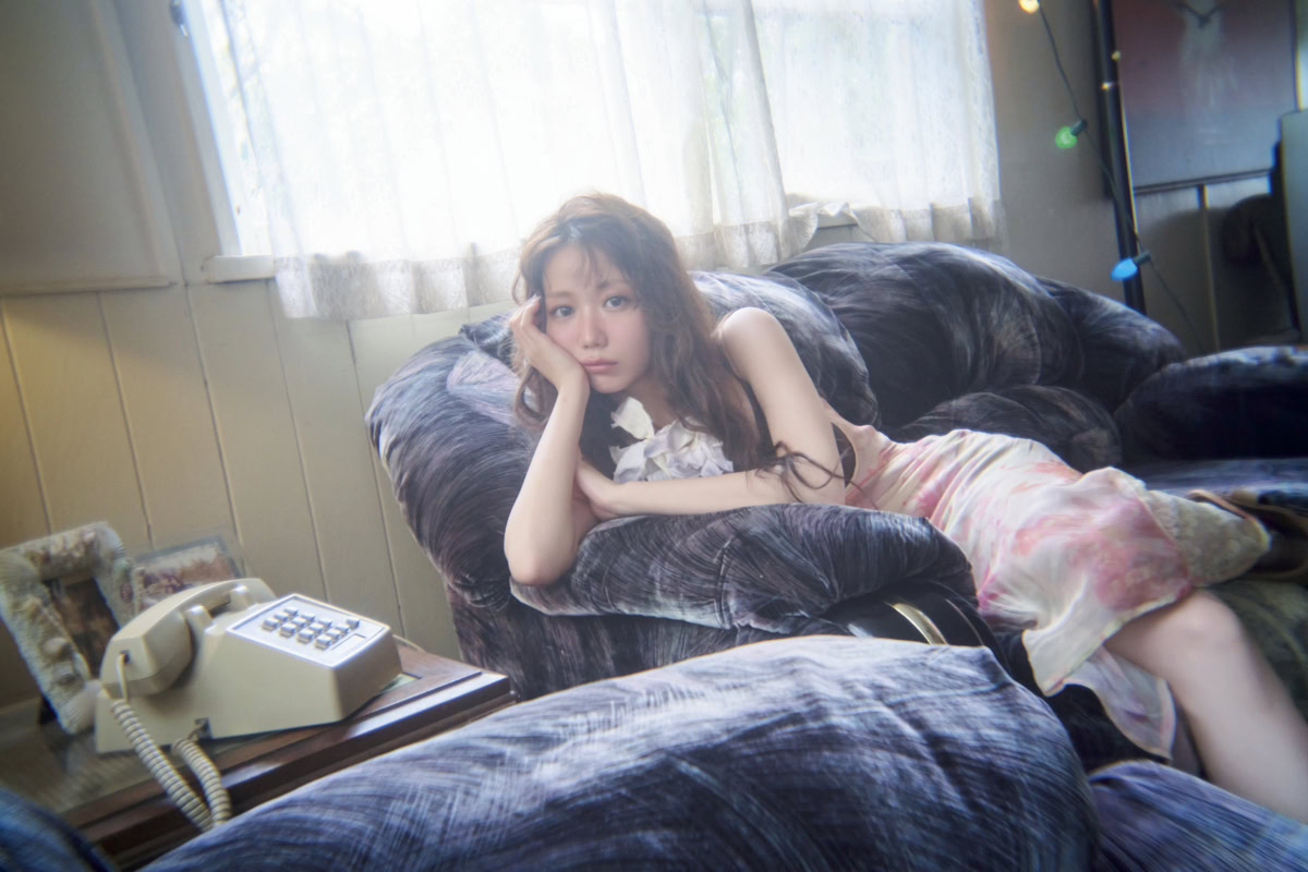 =LOVE大谷映美里がソファでくつろぐアンニュイな表情のアザーカット