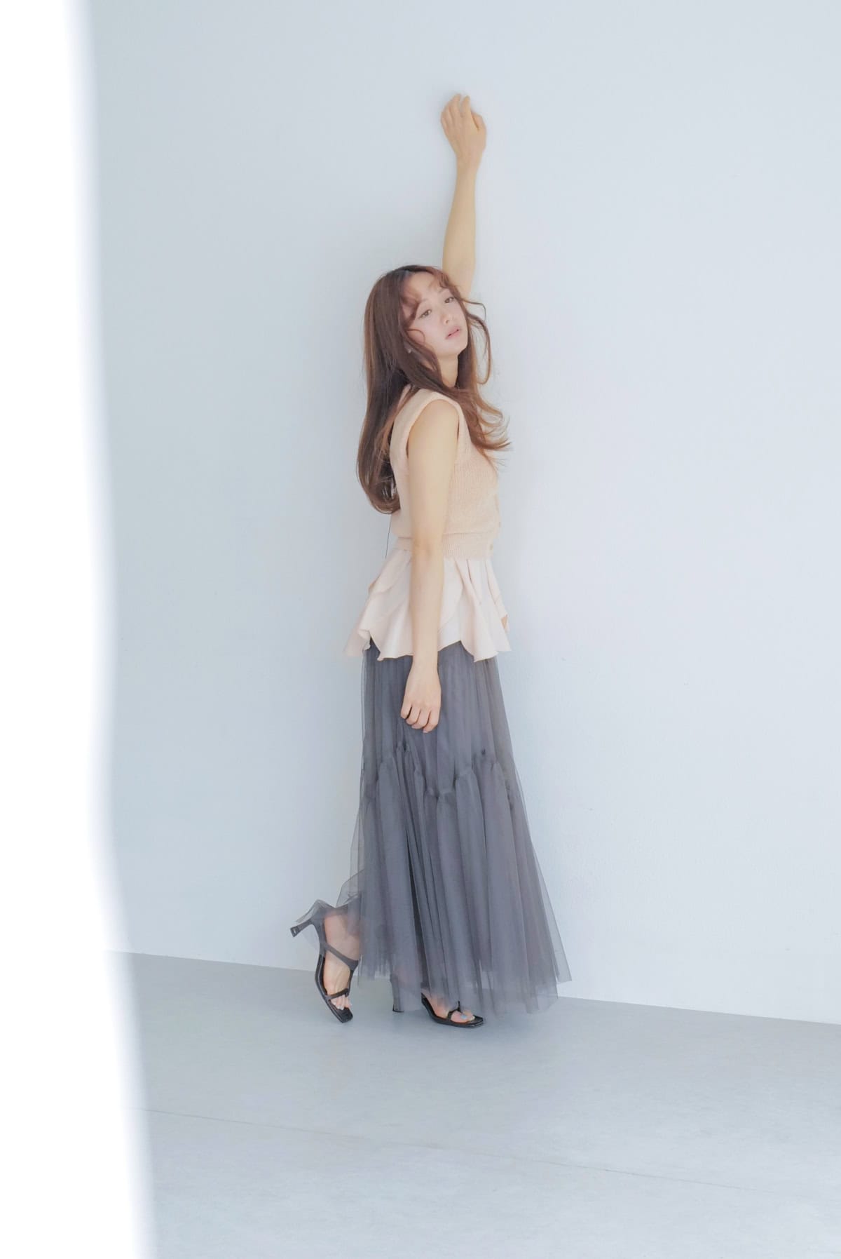 【森香澄×COCO DEAL】ヘルシーさも甘さも捕えたニットベスト。異なる素材を掛け合わせてしっとり可憐に