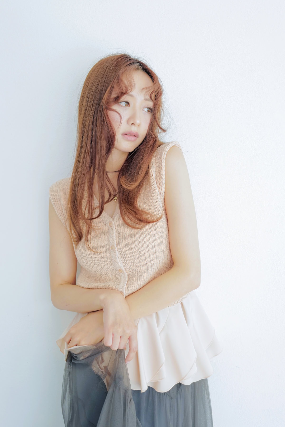 【森香澄×COCO DEAL】ヘルシーさも甘さも捕えたニットベスト。異なる素材を掛け合わせてしっとり可憐に